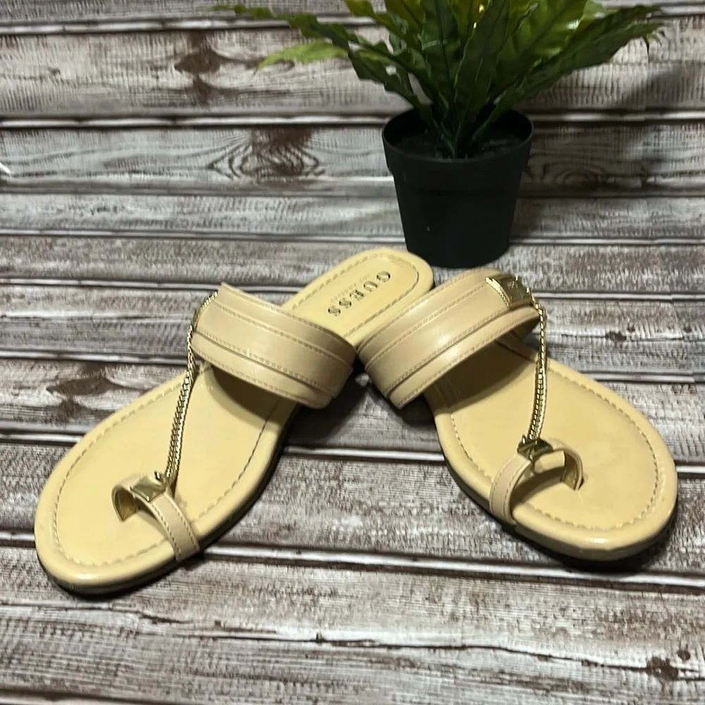 GUESS Beige Patent Leather Chain Strap Sandals Flip flop Size 9